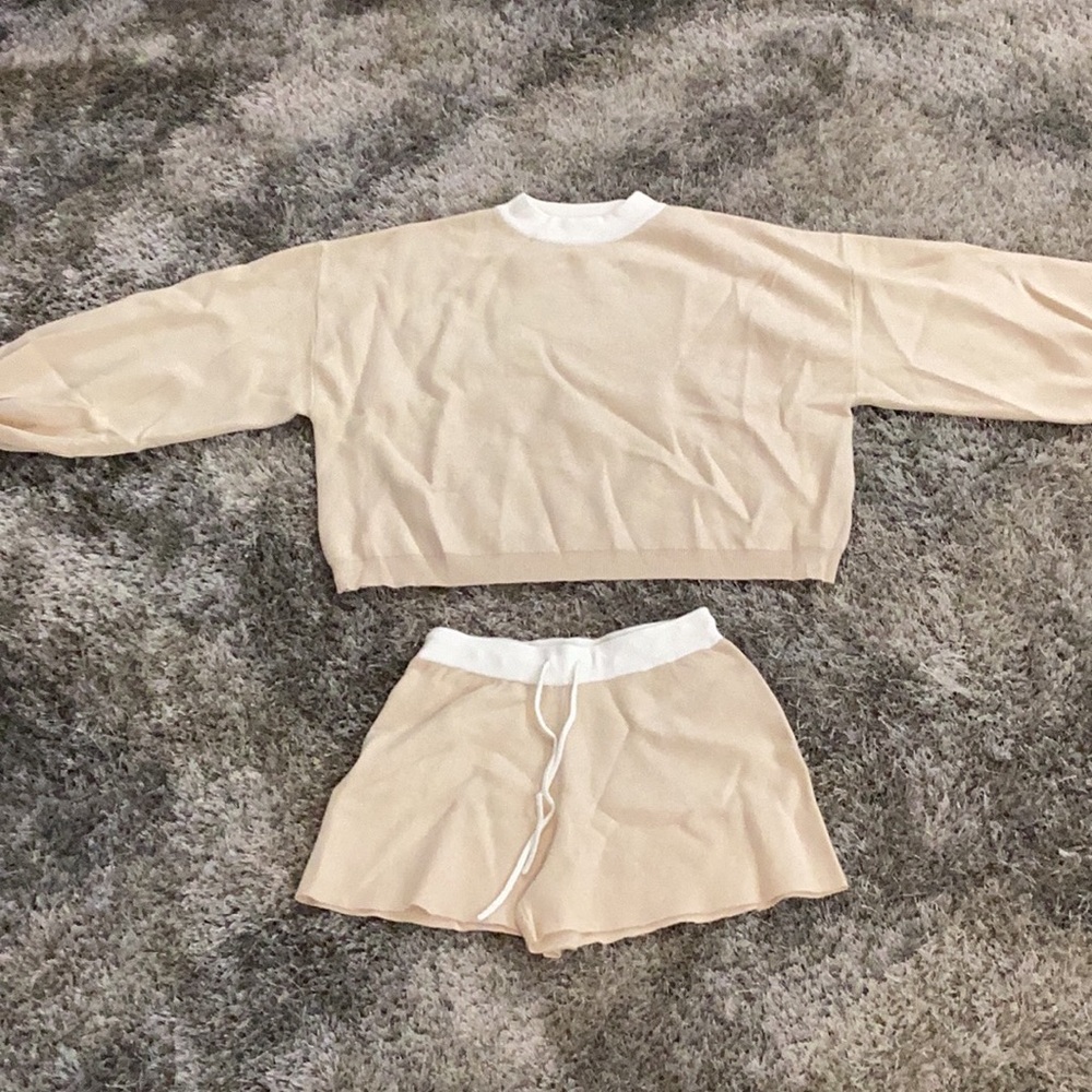 Beige and White Casual Two Piece Lounge Set 🌷 - Picture 3 of 4